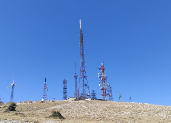 Reviving the R2 Repeater at Perganti – From a Maintenance Mission to an Unforgettable VHF Field Day 2025 on the Mountain