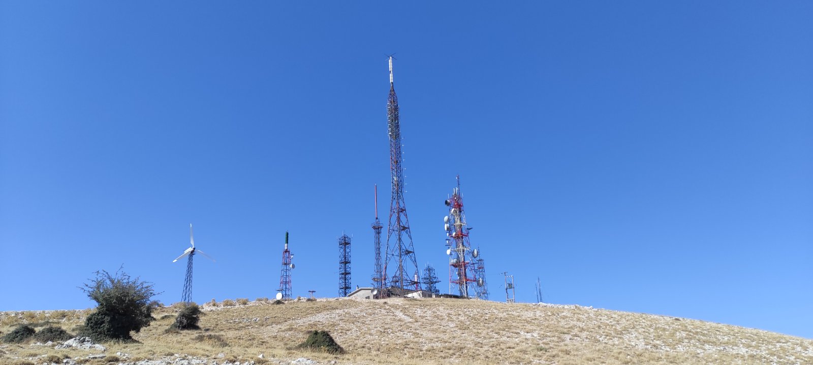 Reviving the R2 Repeater at Perganti – From a Maintenance Mission to an Unforgettable VHF Field Day 2025 on the Mountain